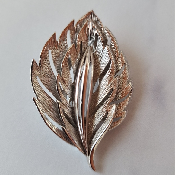 Vintage Monet Silver Leaf Brooch - Picture 4 of 10